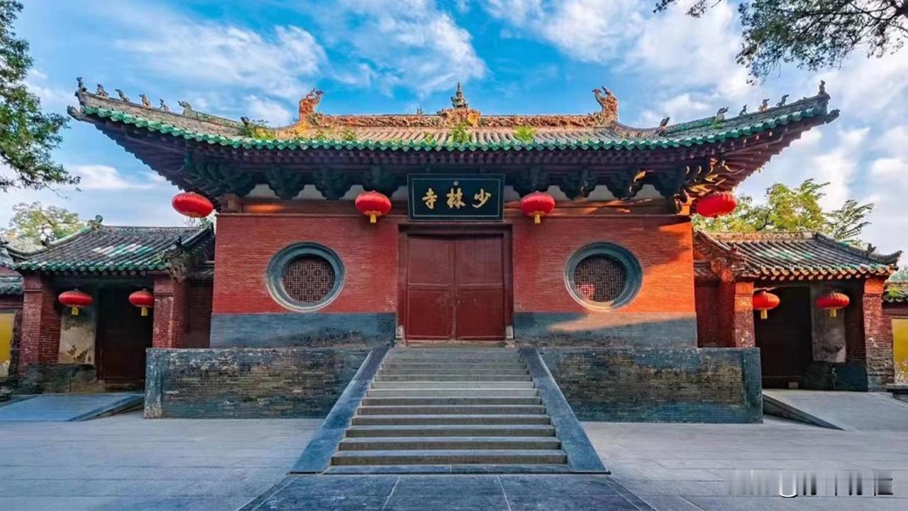 千年古刹少林寺，曾以禅宗祖庭的庄严肃穆、功夫圣地的侠义精神闻名天下，承载着无数人