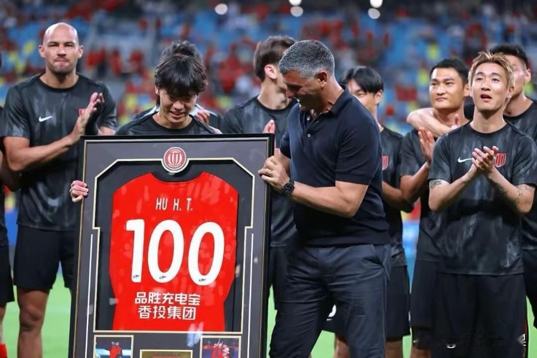 胡荷韬百场之夜：4年101场青训标杆，雅加达重伤80天淬炼出的边路铁闸。

7月