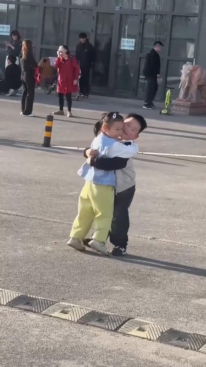 拥抱，不可以。