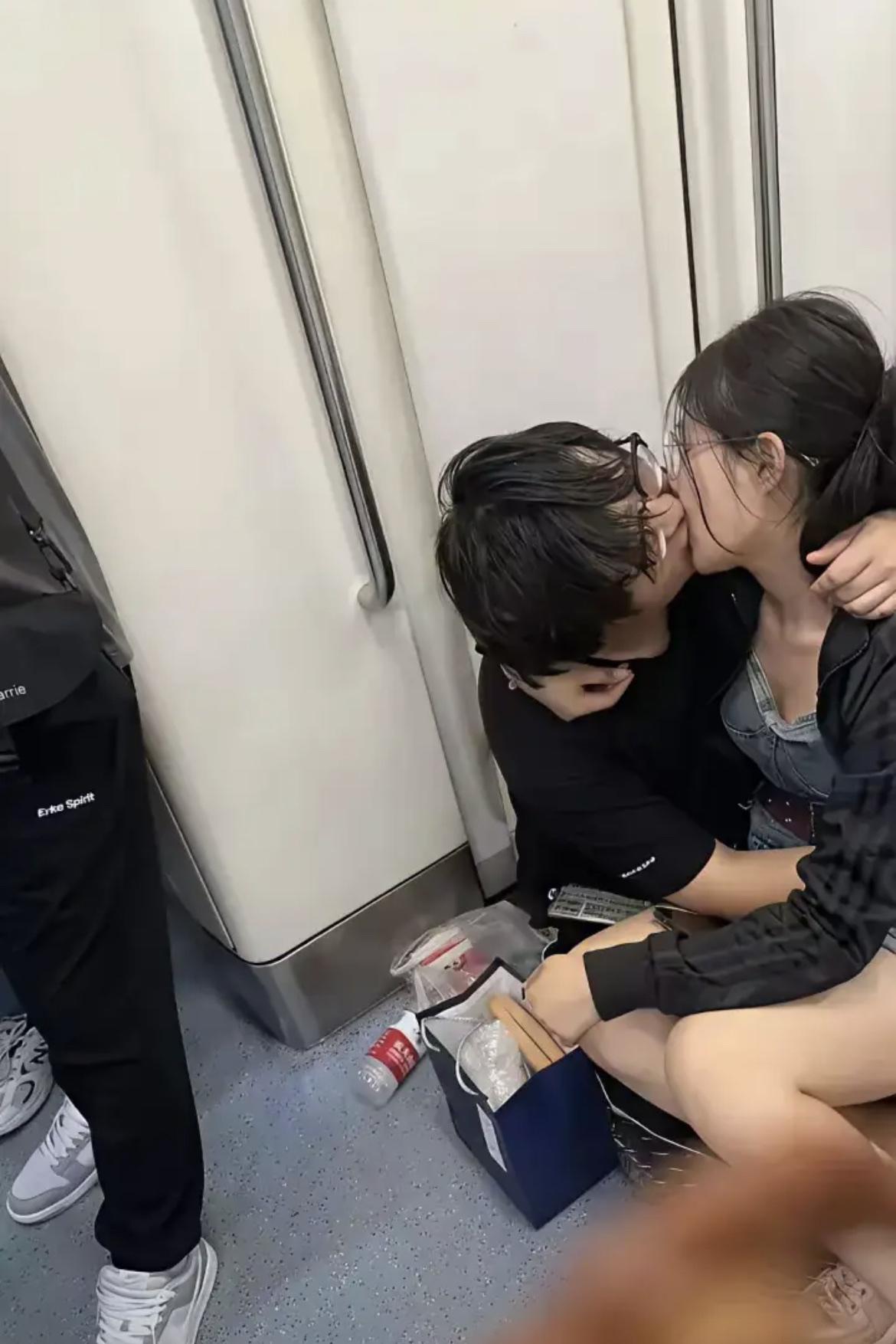 一对学生情侣在地铁上疯狂撒狗粮，周围乘客的反应各不相同。

大爷一脸嫌弃，用报纸
