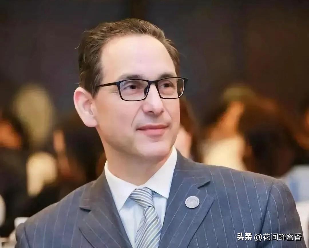 在华生活25年的
外籍老板，一番发言引人深思…
 
一位在中国定居二十五年的美籍