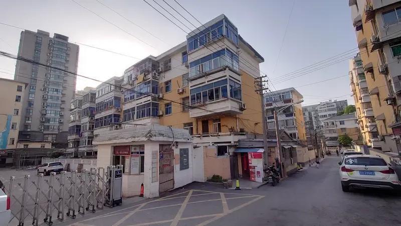 供暖似乎也存在“看人下菜碟”的现象。机关单位或是机关宿舍小区，暖气温度必然是热乎