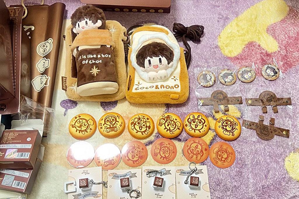 周深 啊啊啊好可爱好萌背着新包包去演唱会～美滋滋🥰 