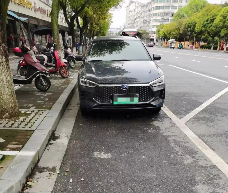 【车主：在平直的柏油马路上奔跑，e2带来的舒适感还是不错】
比亚迪e2 2021