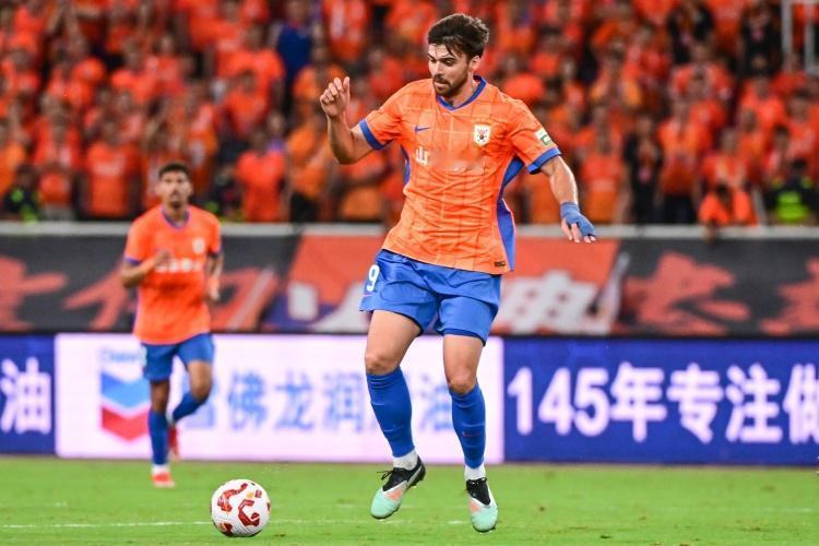 面对残阵上海海港，山东泰山队竟然没拿下，主教练应该担全责。上半场踢得别扭和球员心