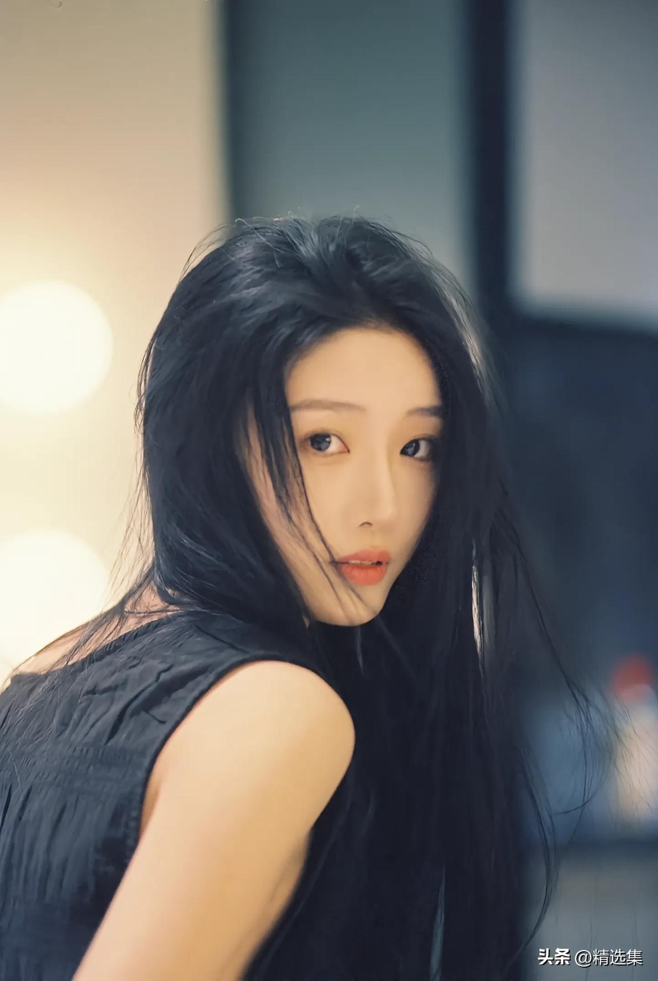 自带干净舒展松弛感的女生就很绝。她不刻意迎合，站着就从容自在，笑起来眉眼弯弯，说