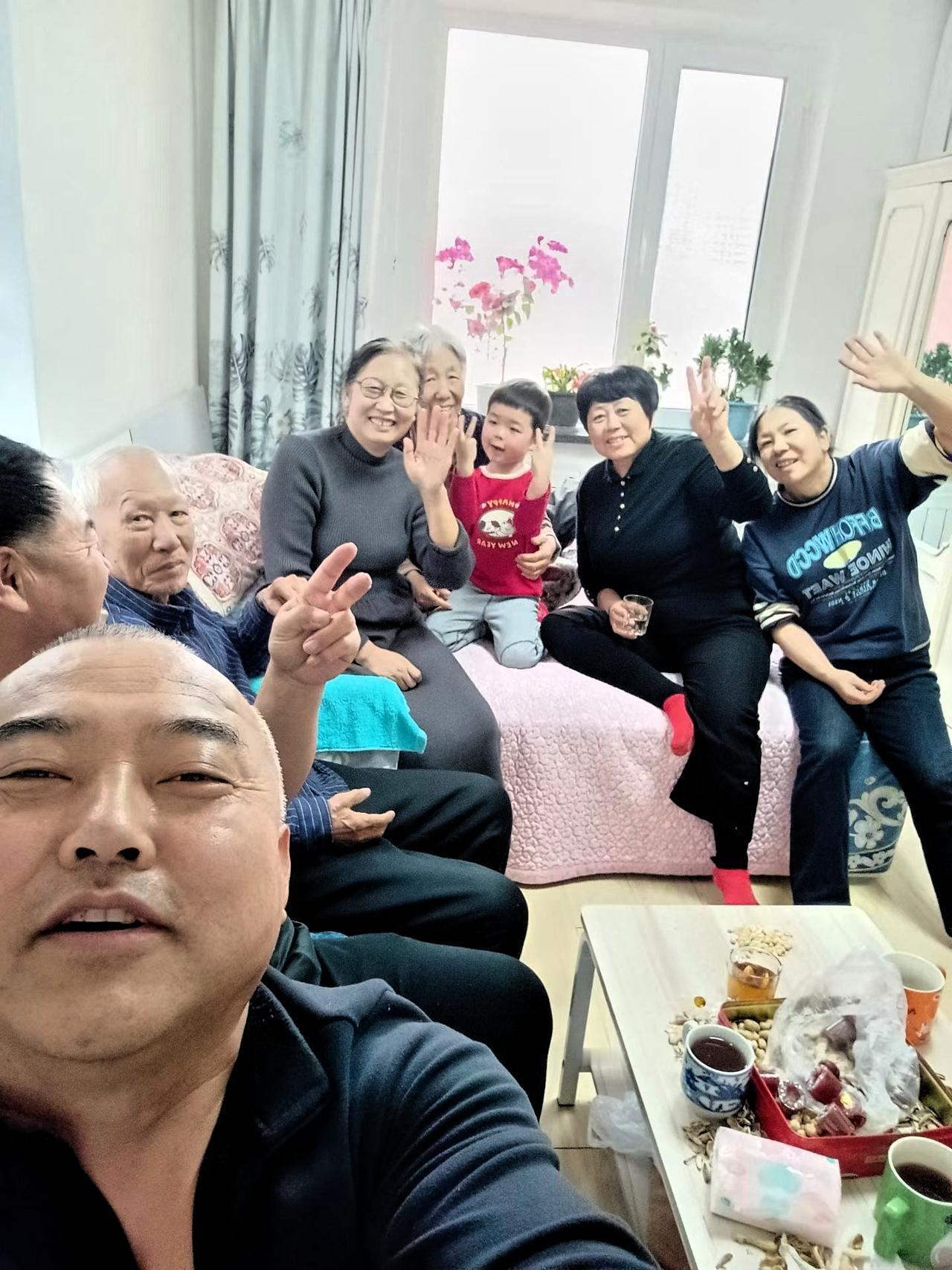 大年初四上市里二叔家，三代同堂，欢聚一堂，幸福满满！👨‍👩‍👧‍👦👴大