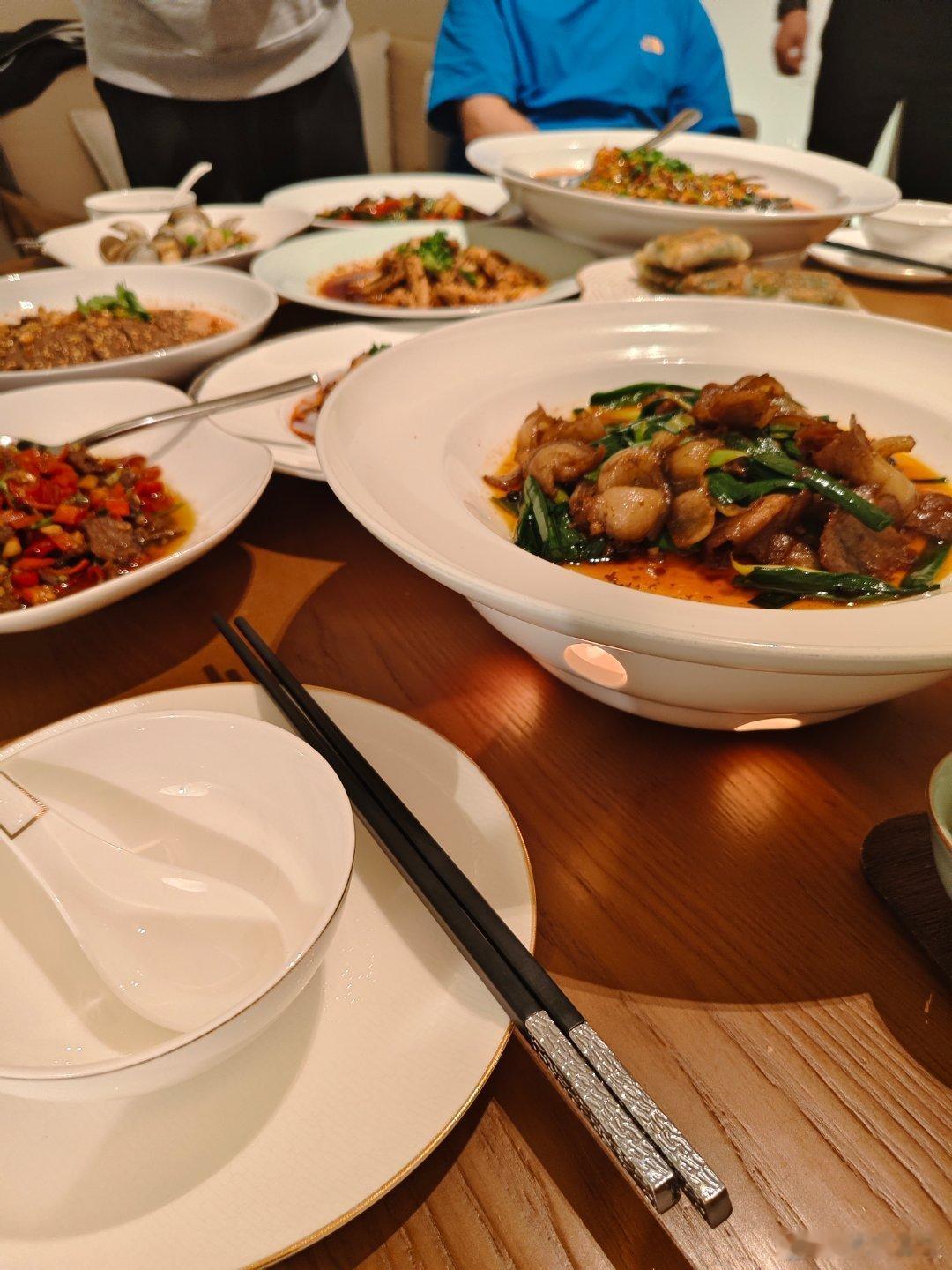 《聚会》​不害怕孤独，但会厌倦。不讨厌热闹，可以当看客，偶尔也做演员，但从不享受