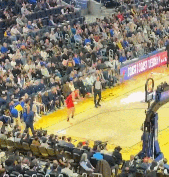 杨瀚森又进三分！不是不行是教练队友不给机会呀。
开拓者客场97:119大比分负金