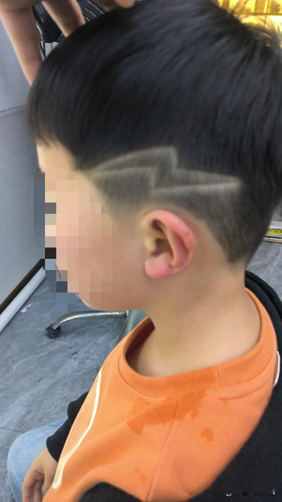 现在有没有发现很多理发店都不愿意剪小朋友的头发了？
在很多人的印象中小朋友剪头发