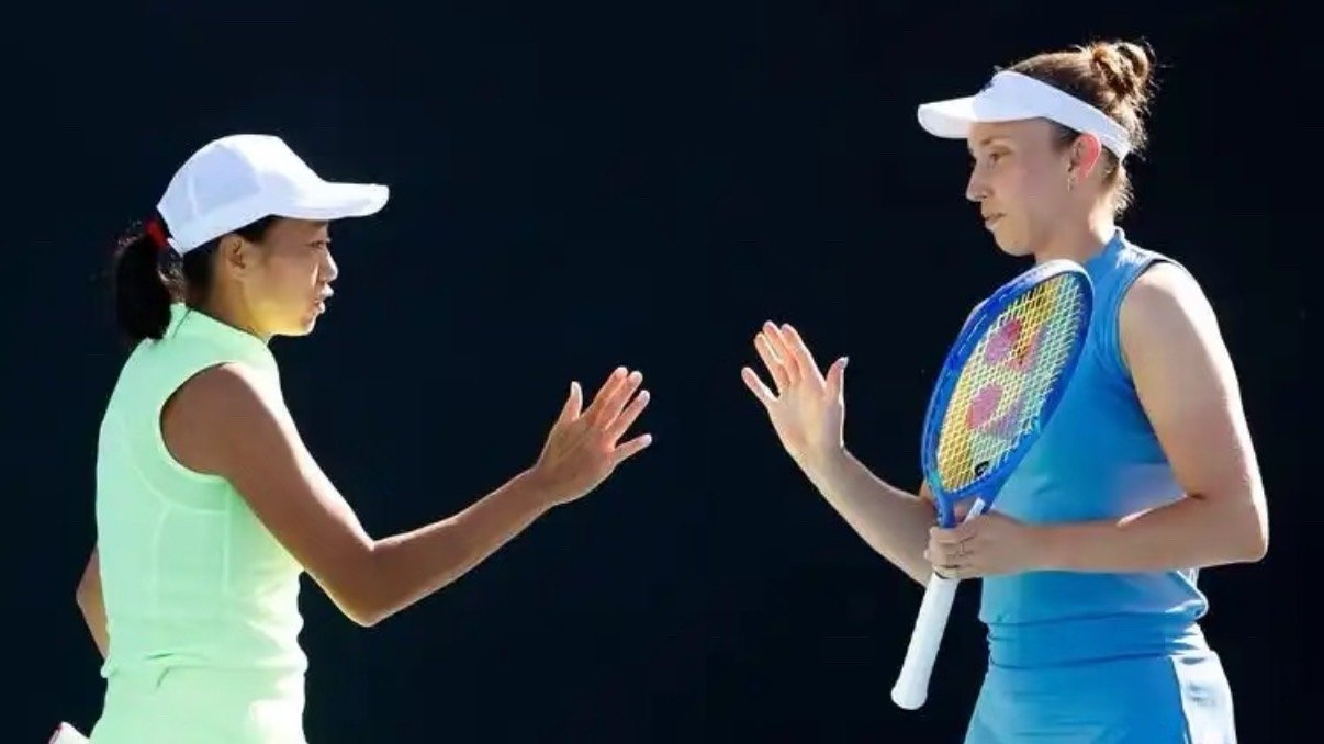 张帅组合2026澳网女双冠军张帅组合决赛逆风翻盘，首盘1-4落后逆转、次盘5-0