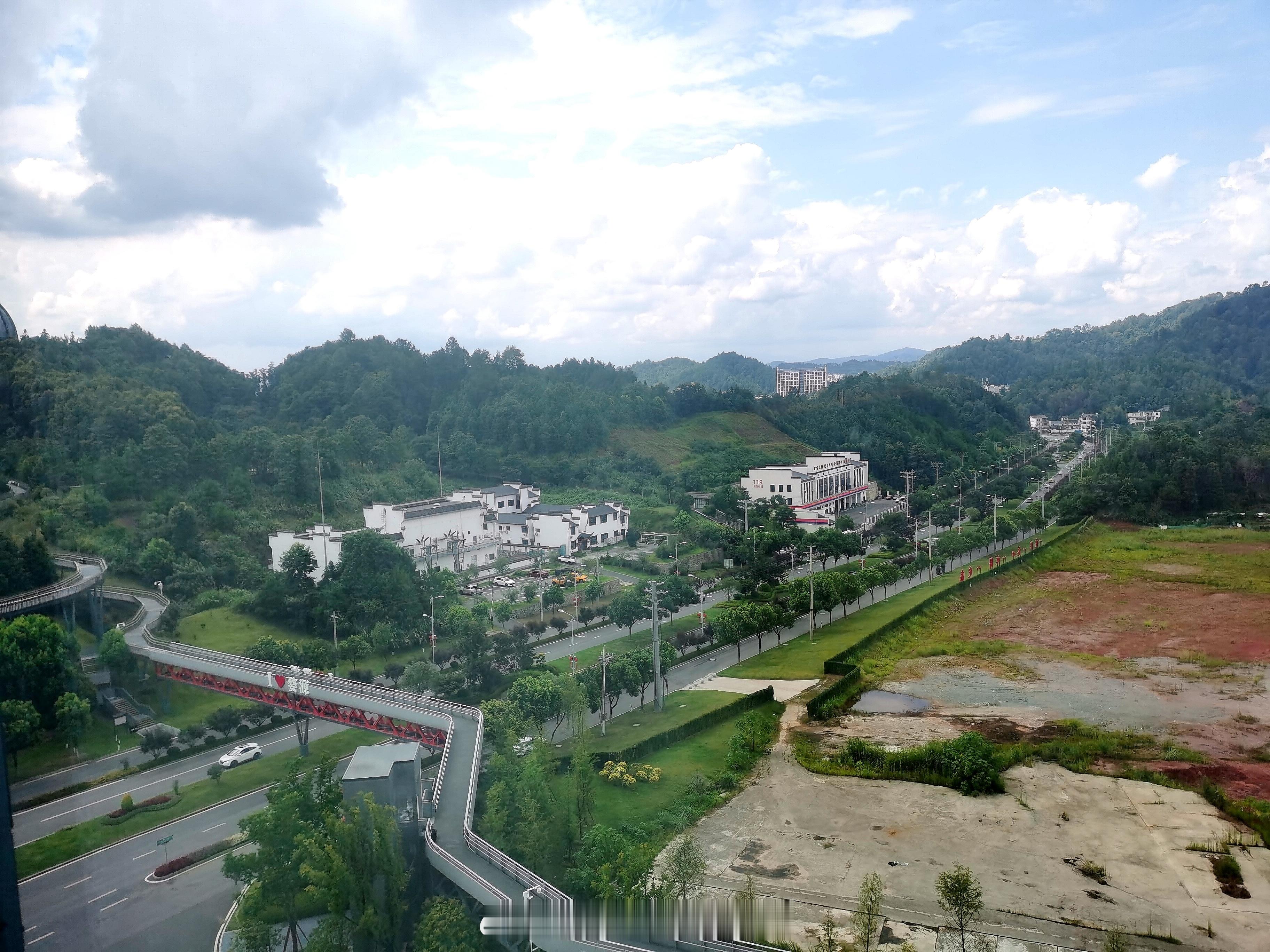 到婺源了，在酒店修整一下，出来吃第一顿饭，吃完就出发去景区了我的日常plog 上