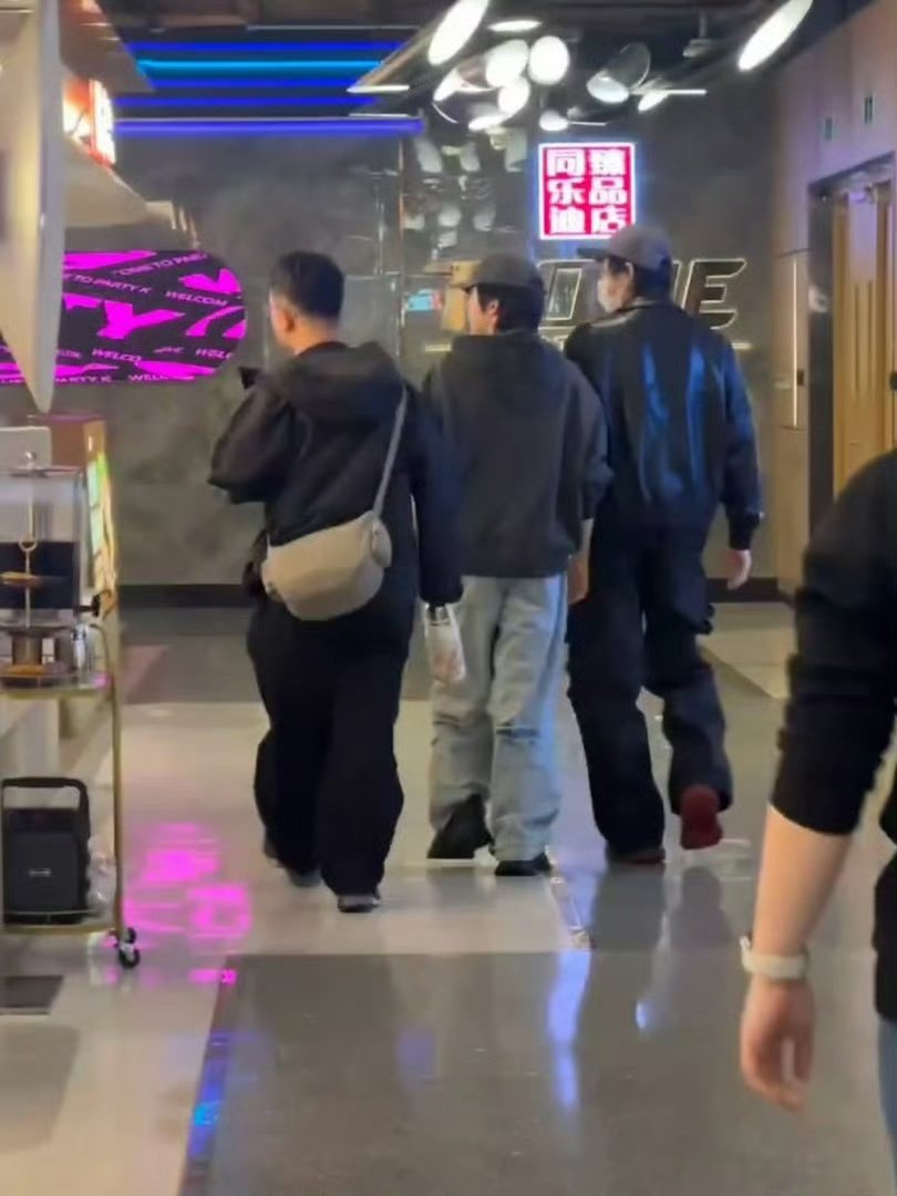 网友偶遇宋亚轩贺峻霖北京偶遇宋亚轩贺峻霖逛街 网友偶遇宋亚轩贺峻霖啦 