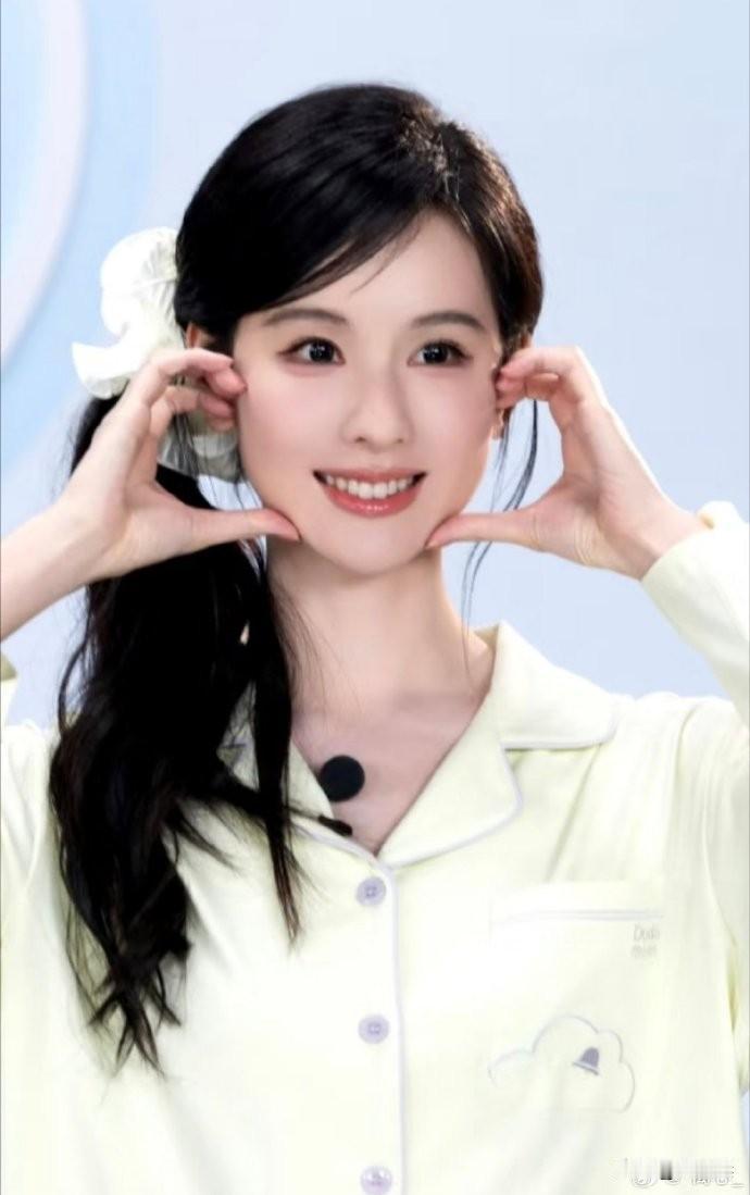 《翘楚》，陈都灵演得很卖力，但架不住剧本太拉胯。这剧就像披着大女主外衣的老一套，