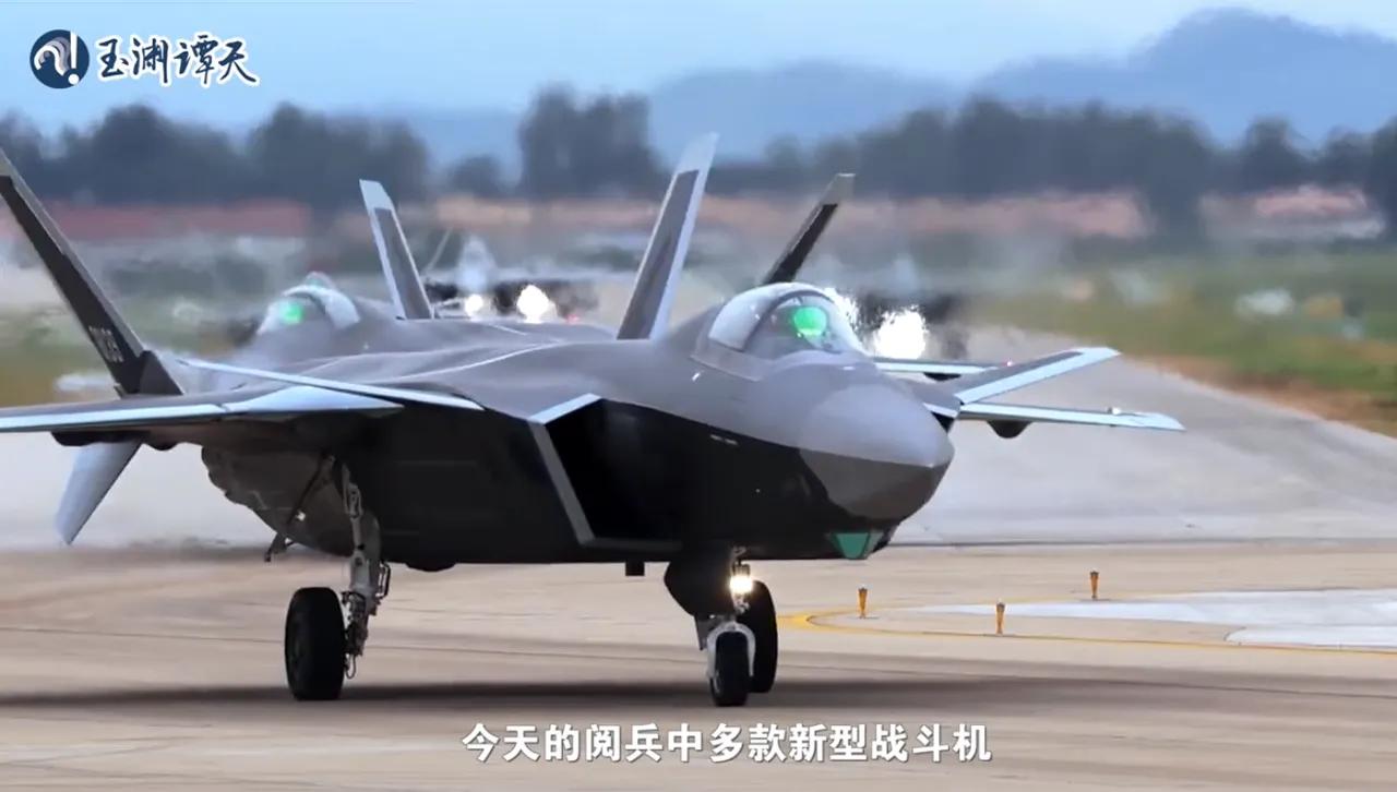 中国隐形战机“双子星”惊艳亮相！歼-35与歼-20各显神通，航母战力迎来质的飞跃