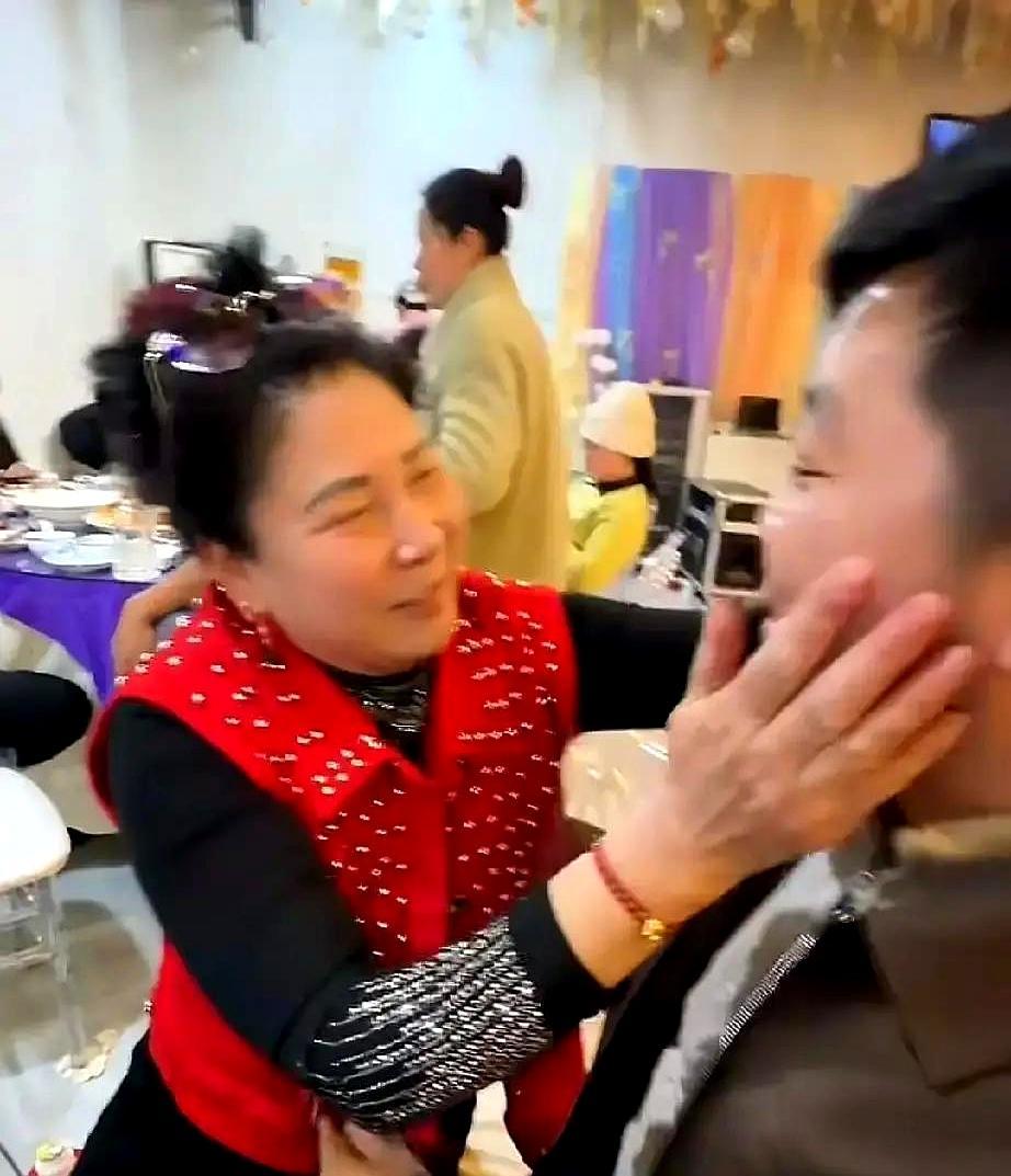 一块排骨，撕开了奶茶家直播的遮羞布。丈母娘一个反常动作，女婿瑞哥当场石化，弹幕瞬