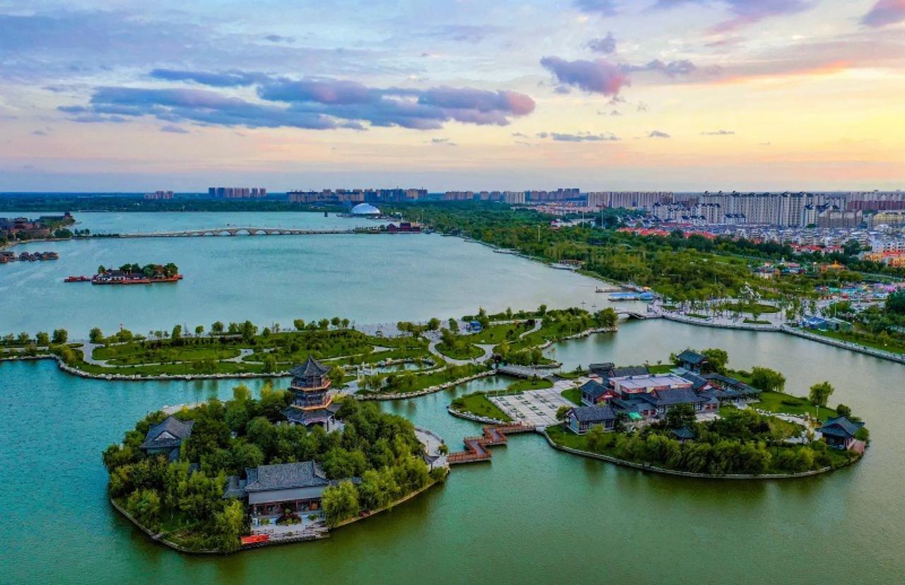 #聊城头条# 聊城著名景点，东昌湖景区，环境优美，气候宜人，非常适合生活的一座城