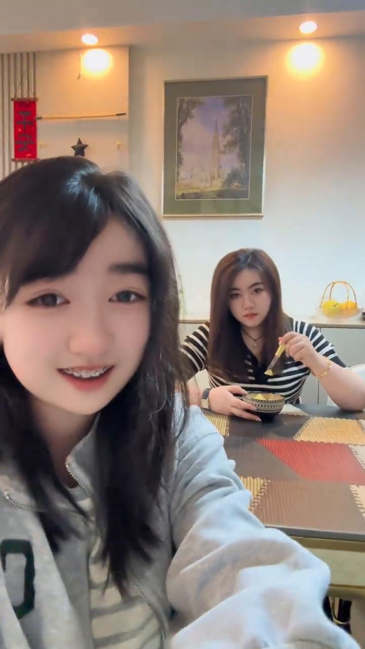 来，看我妈减肥。早上蔬菜沙拉，中午水果沙拉，晚上把鸡杀啦。你别笑。