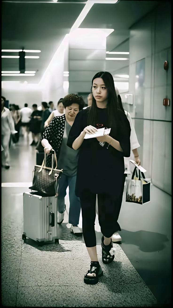 如果小四月她是一个普通的素人的话，也算是个美女，但如果她是赵薇的女儿的话，可能差