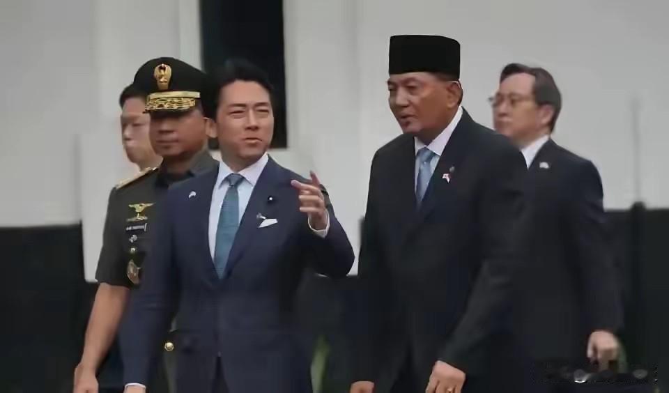 最近，印尼、马来西亚和中国的关系有点下降。

说白了，就是一句话的事——这两个国