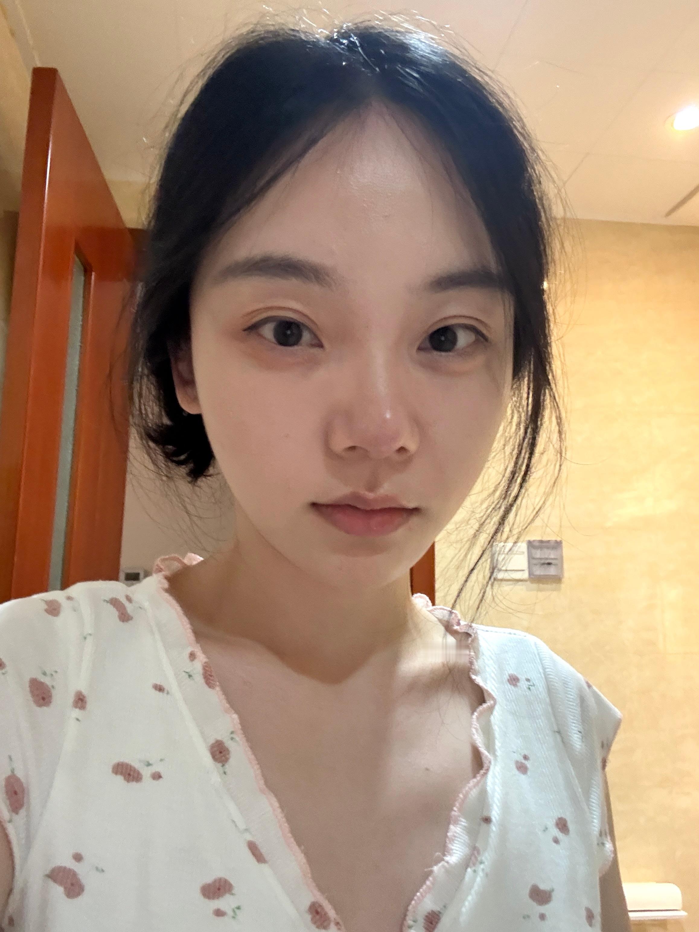 我真的要被今天别人给我拍的照片丑哭了，丑到怀疑人生丑到无法直视自己的程度，抑郁了