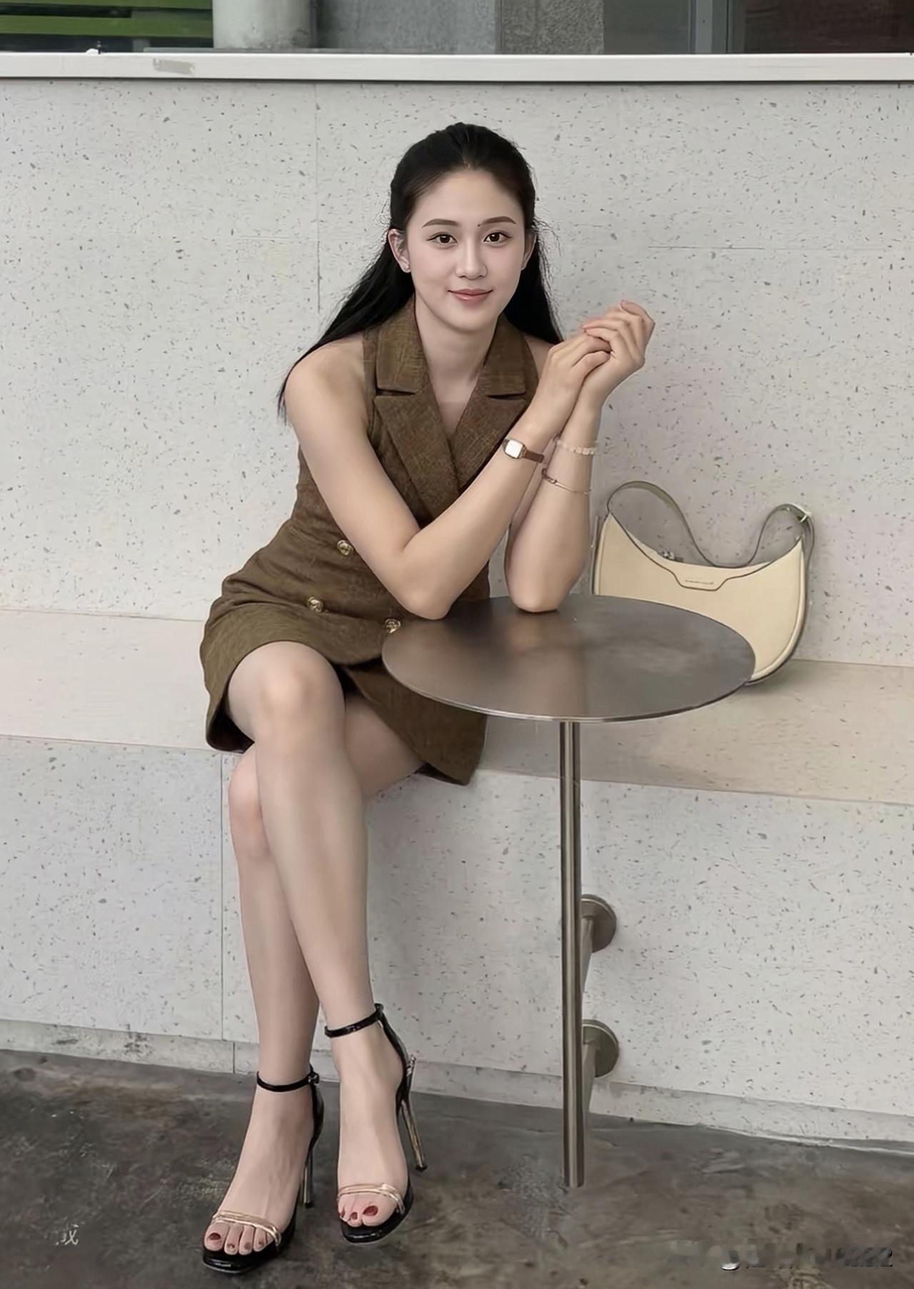如何穿得优雅有气质双排扣西装短裙，职场约会一套轻松拿捏[比心][比心]