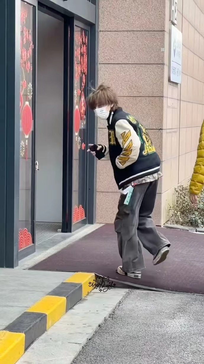 鹿晗风一吹都变炸毛小狗鹿晗出发录五哈的状态 鹿晗出发录五哈的状态，棒球服嫩回男大