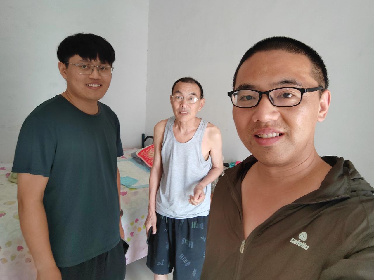 我和我爸的关系已经达到拔剑怒张的程度了，完全无法在一起相处，靠近我爸就等于靠近了