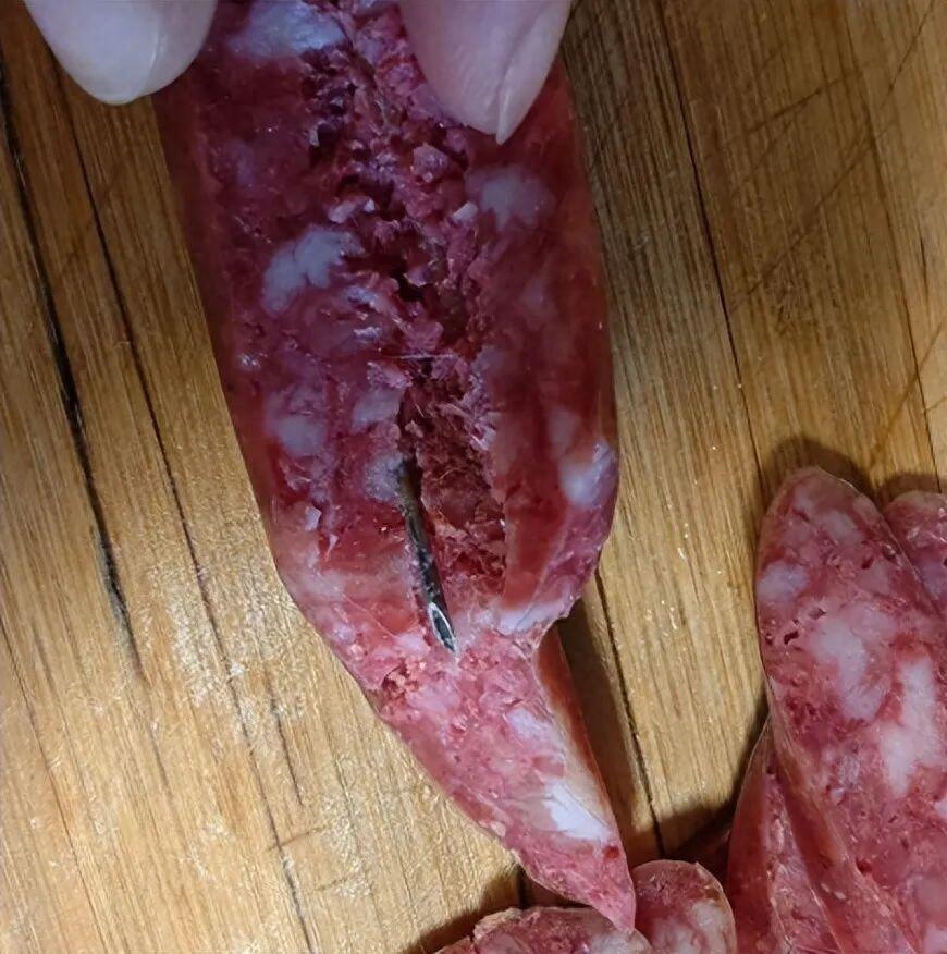 辽宁大连一位顾客从超市买的腊肠里，发现了一根医用针头。这事发生在6月10日。这位