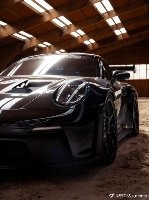 当黑武士风格的 911 GT3 与盛装舞步不期而遇，两种极致力量在同一画面中交汇