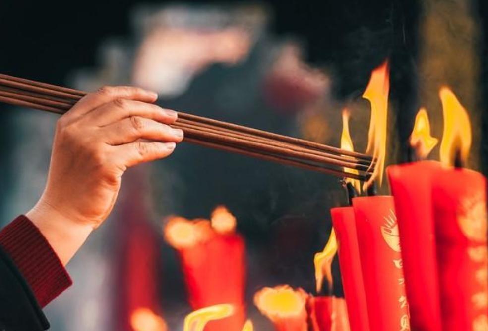 中国人信仰灵活多变，西方难以理解——从拜神明到敬蛇龟，不灵就放弃信仰吗？
186