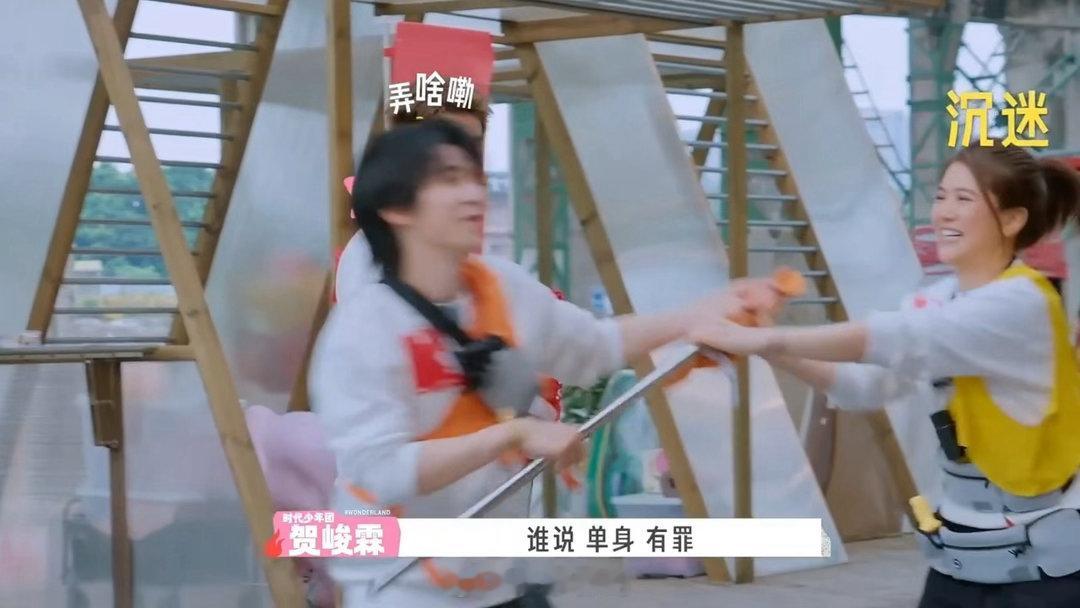 贺峻霖对着袁咏仪唱姐姐真漂亮袁咏仪妥妥是贺峻霖忠实妈粉，完全招架不住小贺的撒娇攻