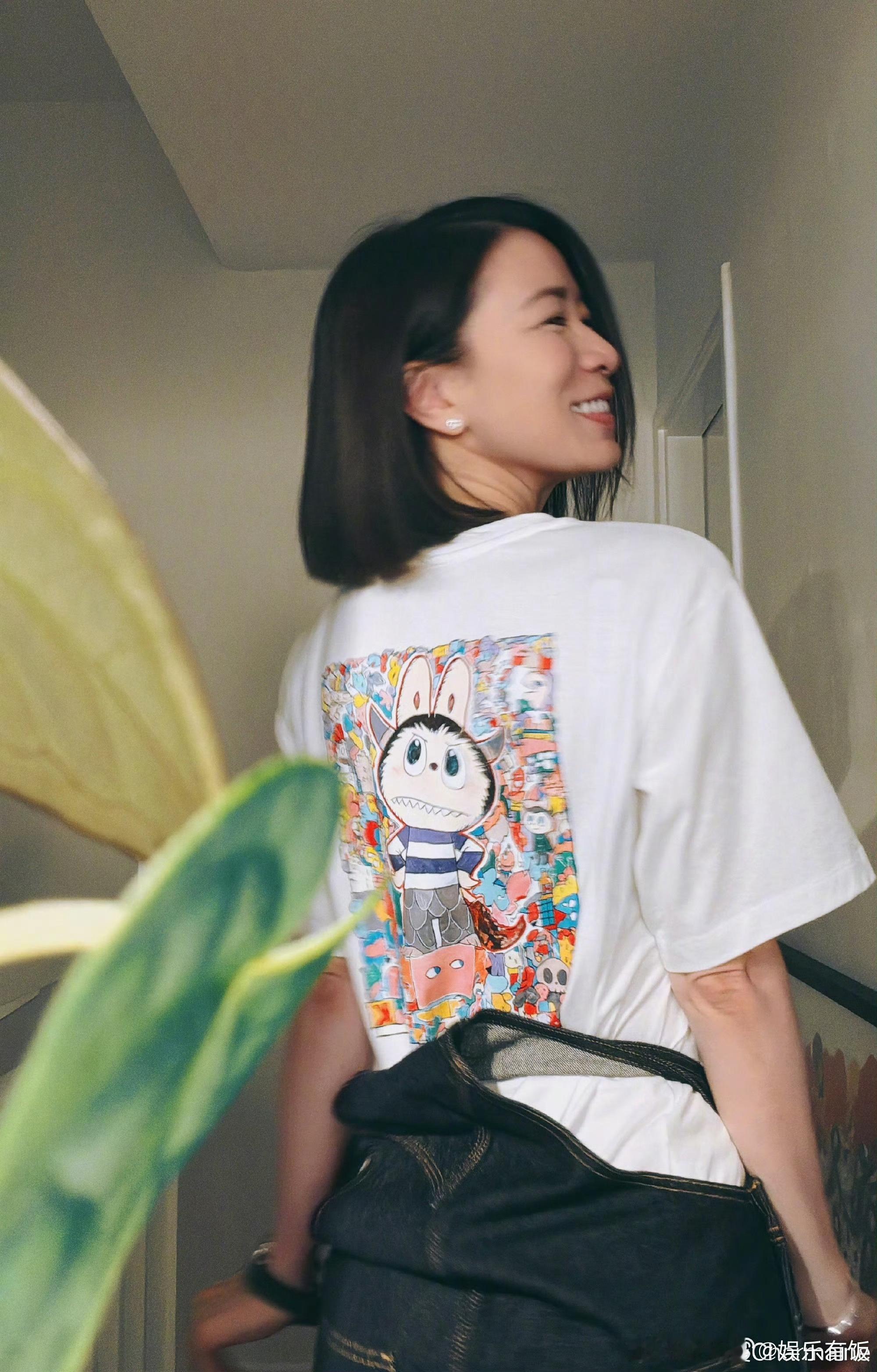 佘诗曼把labubu穿在身上看得出来姐姐真的好喜欢拉布布，不过穿起来也挺好看的 