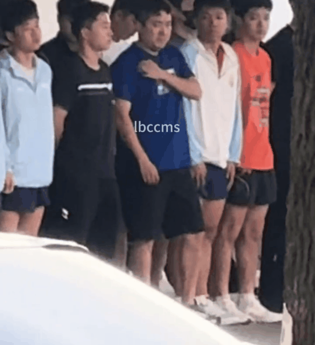 看到最新的国乒封训男队点名了，
咱就说全男队怎么就王队一个人戴着口罩啊？
这是前