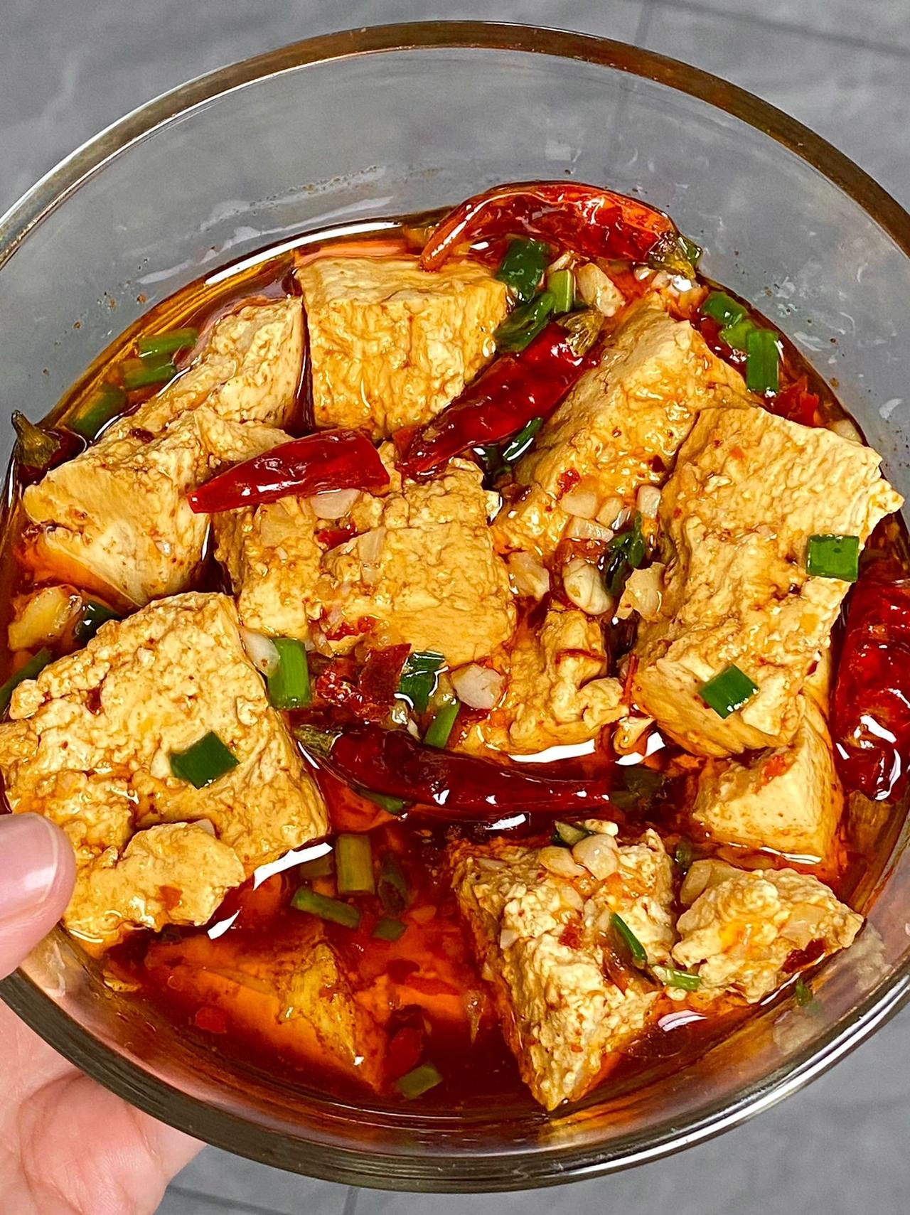 感觉以前豆腐都白吃了…
我好像掌握了豆腐好吃的吃法，这么做的豆腐真的巨巨巨鲜香！