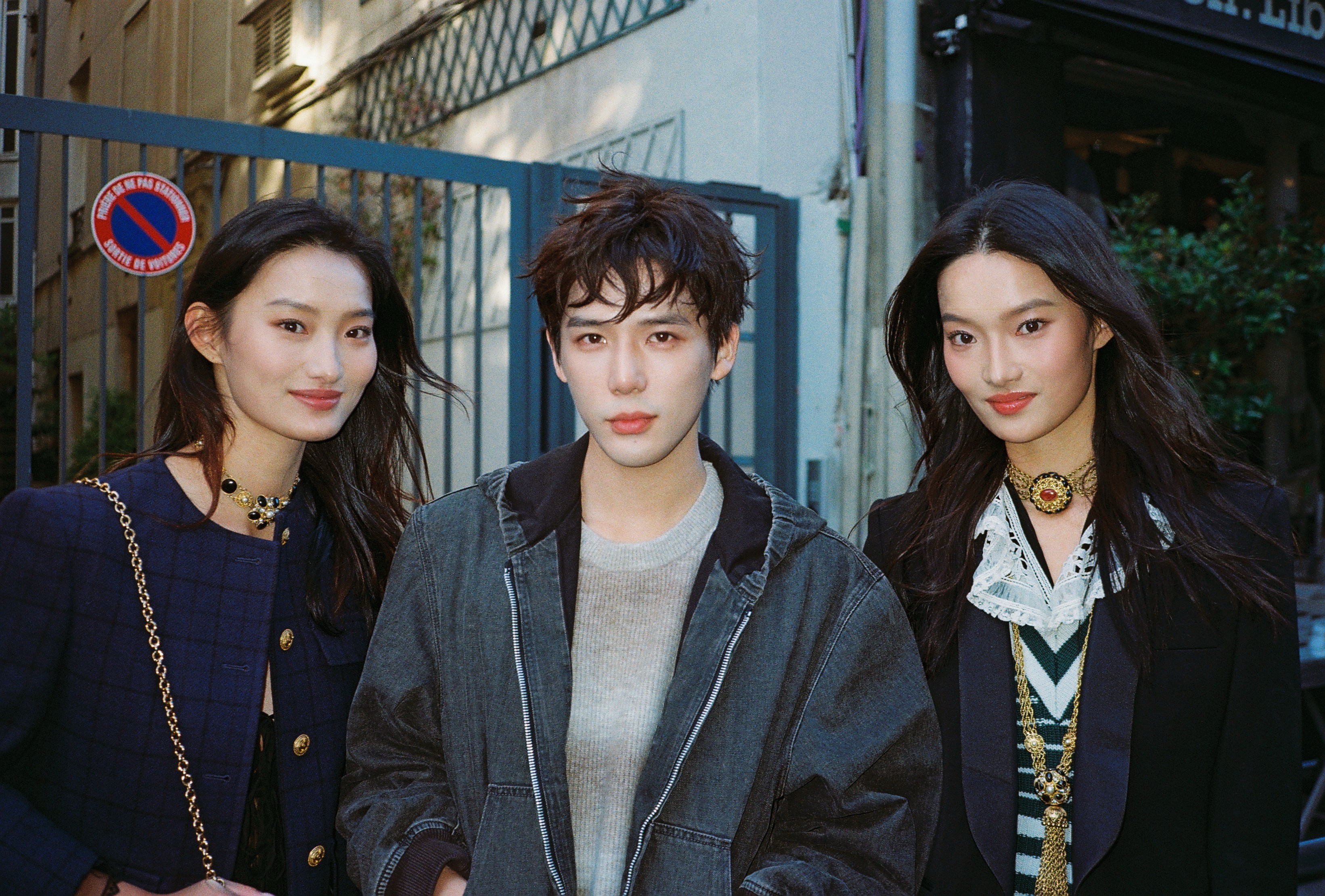 with 王安宇王安宇[超话] 拍这张胶片的时候他说：“ 我知道你俩肯定是模特酷