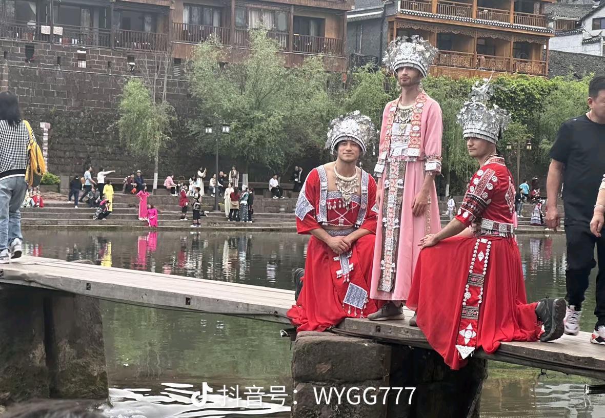 洋相还得洋人出，就说苗族女子的衣服，有老外男子穿上了，估计是文化差异闹的笑话。其