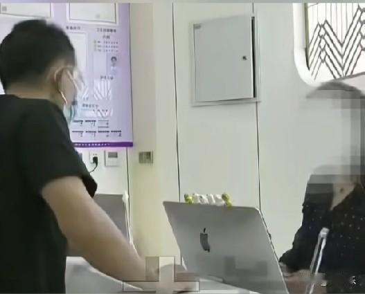 近日，河南濮阳，一七旬老人去买菜时，路遇一女子热情搭讪，说要带老人免费去查眼睛，