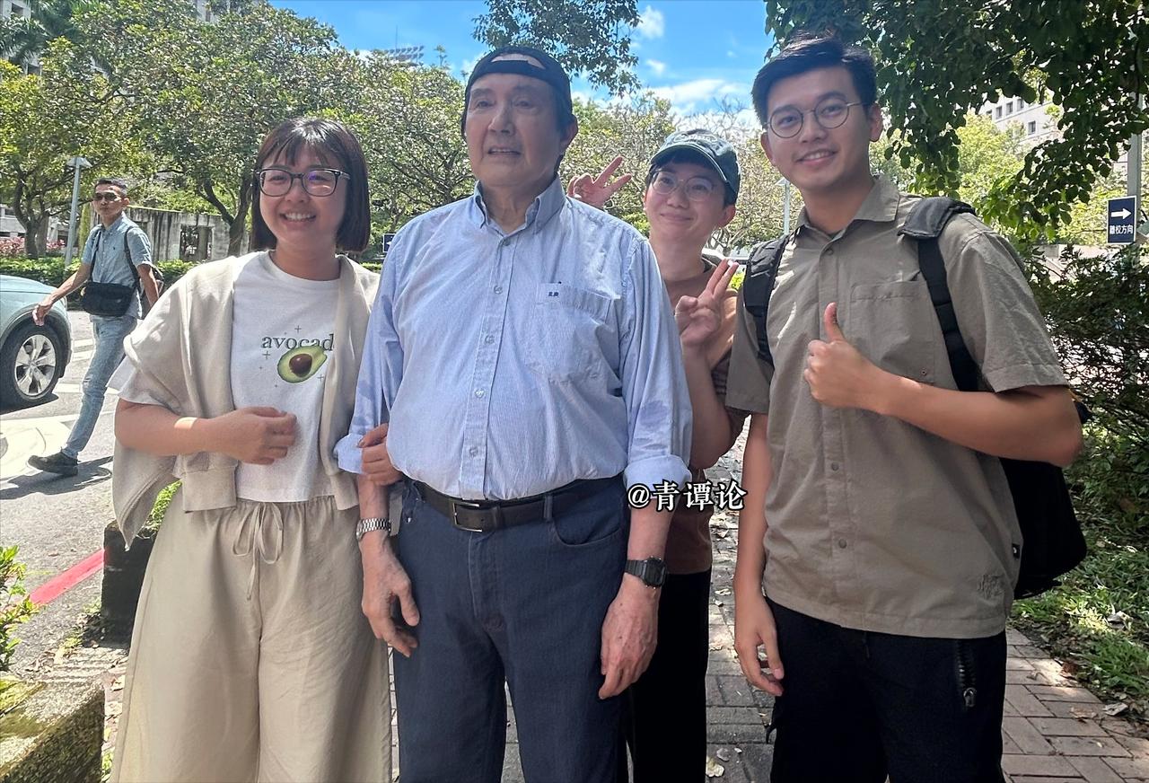 马英九再度现身。
前几个月，因马英九基金会引发的争议及家人声明，其健康状况引发外