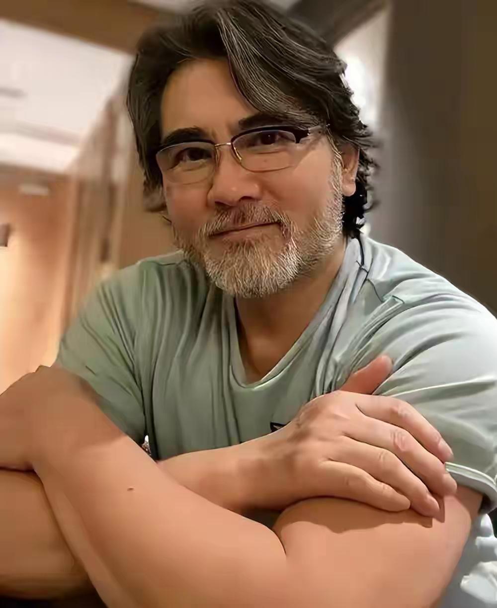 65岁的赵文瑄至今无儿无女，独自住在宁波乡下，院里种满樱花，陪着猫狗田园度日，过