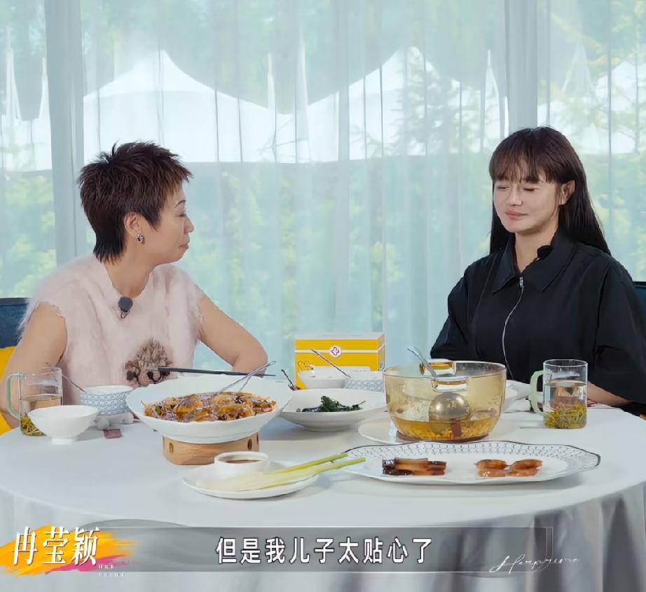 冉莹颖说邹市明打呼噜太大声，没法一起睡

他们一家去朋友家玩，有两个房间，儿子就