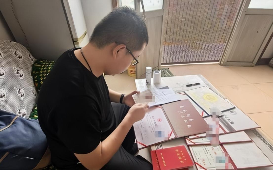 哭笑不得又细思极恐！北京男子张某明明好端端站在医院里，刷医保时系统却提示本人已经