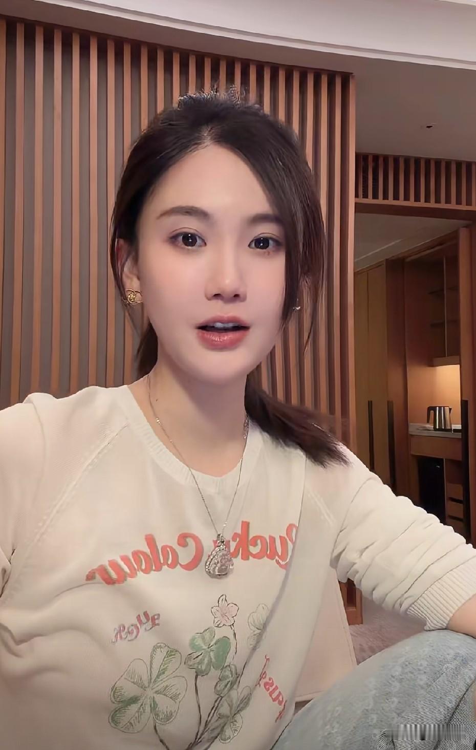 楚玲，这丫头真的很能干，赖文峰渠娶到这样的妻子也是福气啊，两个人各做各的，没有争