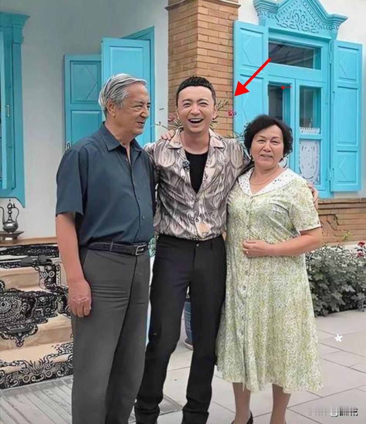 舞台上阳光温暖的央视名嘴尼格买提，今年已经42岁了。而他的人生，却有太多该圆满的