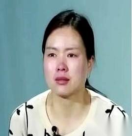 亲手挖开自己爹妈的坟。
这事儿放谁身上，都是大逆不道，要被戳穿脊梁骨的。
她干了