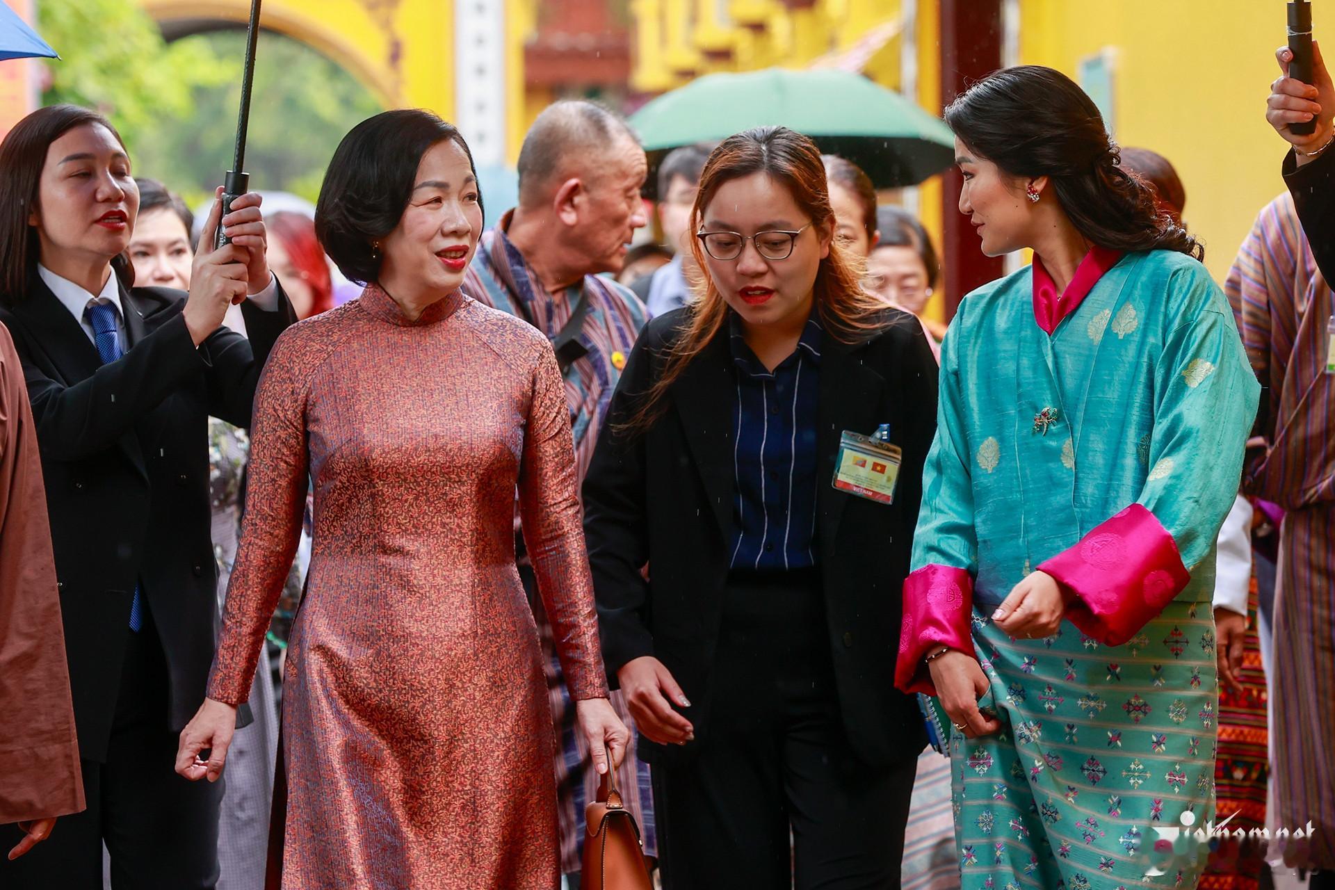 不丹王室 🇧🇹🇻🇳8月19日，佩玛王后在越南主席夫人阮氏明月陪同下，一起