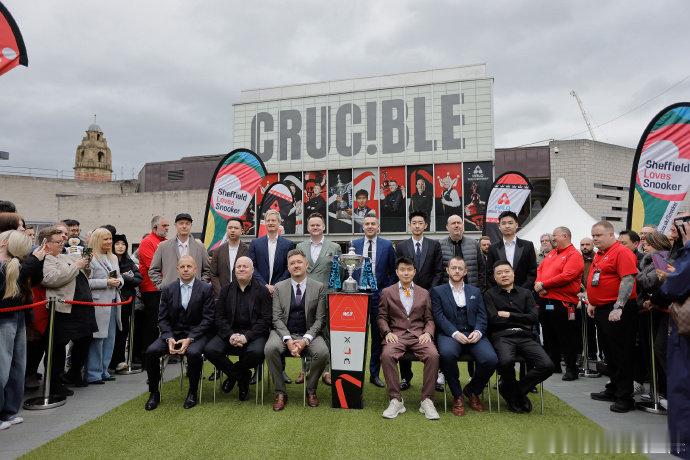 吴宜泽晒世锦赛种子选手合影晒出世锦赛种子选手合影，调皮发问：这些人会打球吗🤣，