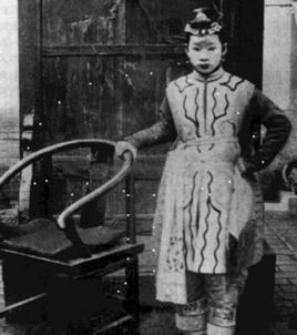 [太阳]1900年，清末女英雄“黄莲圣母”林黑儿被八国联军俘获，她受尽折辱却仍坦