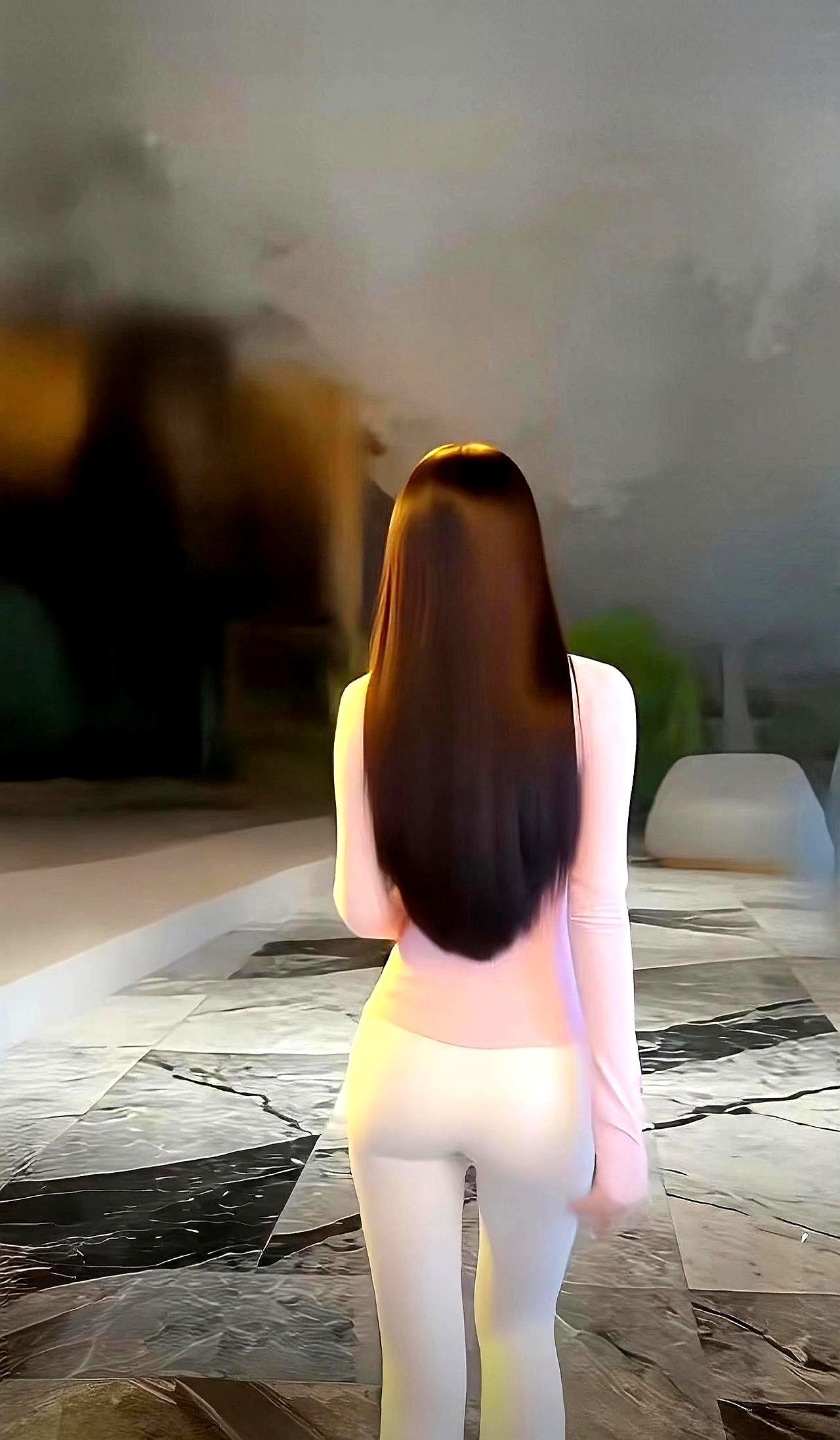 3秒勒痕消失
 
去年买的那条牛仔裤，现在像睡裤。膝盖不鼓包，坐下不卡肉，起身没