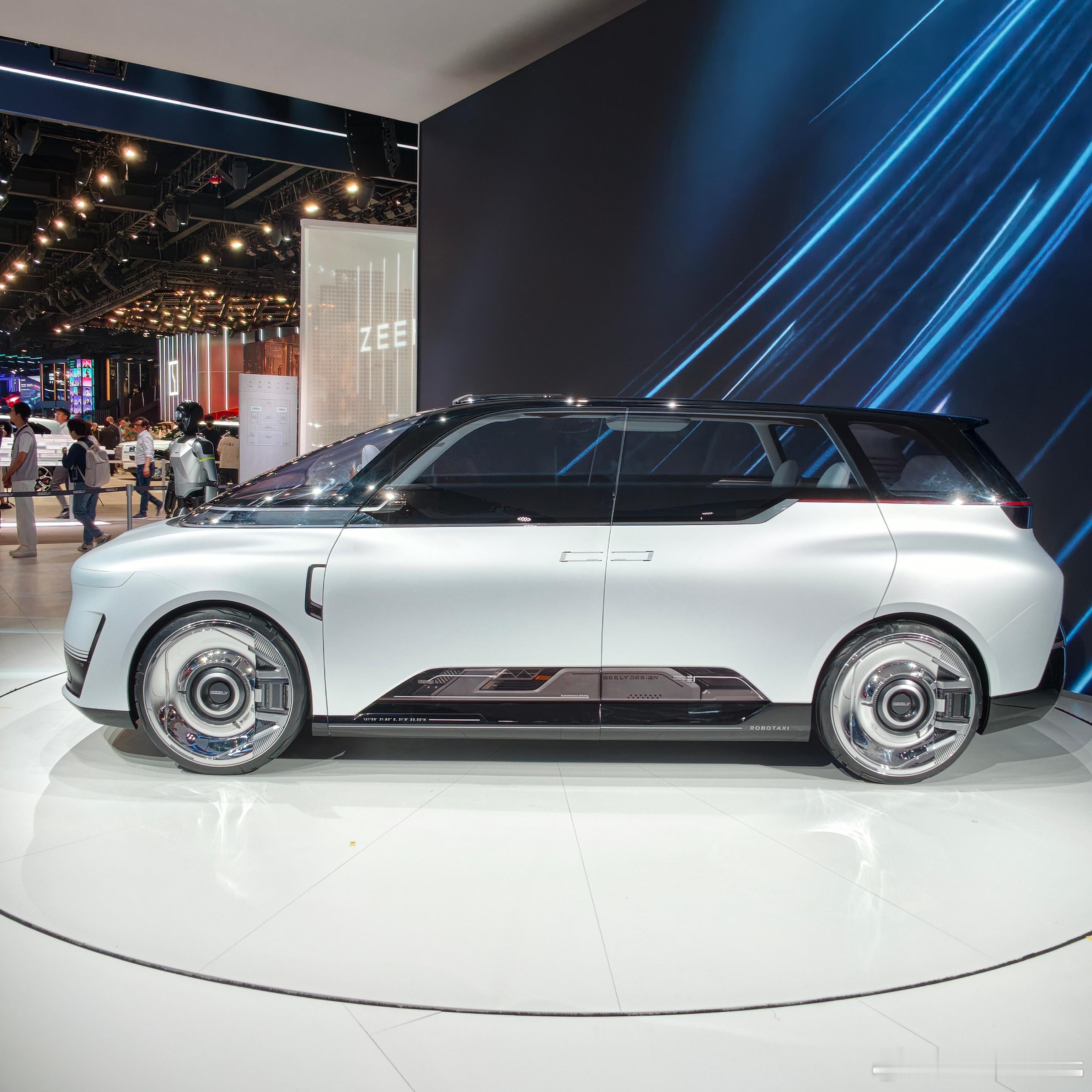 中国首台原生开发Robotaxi北京车展打卡吉利展台，现场见到了是中国首台原生R